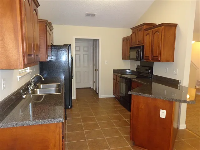 3 bed, 2.0 bath, 1455 sqft, $2,000 — Photo 2