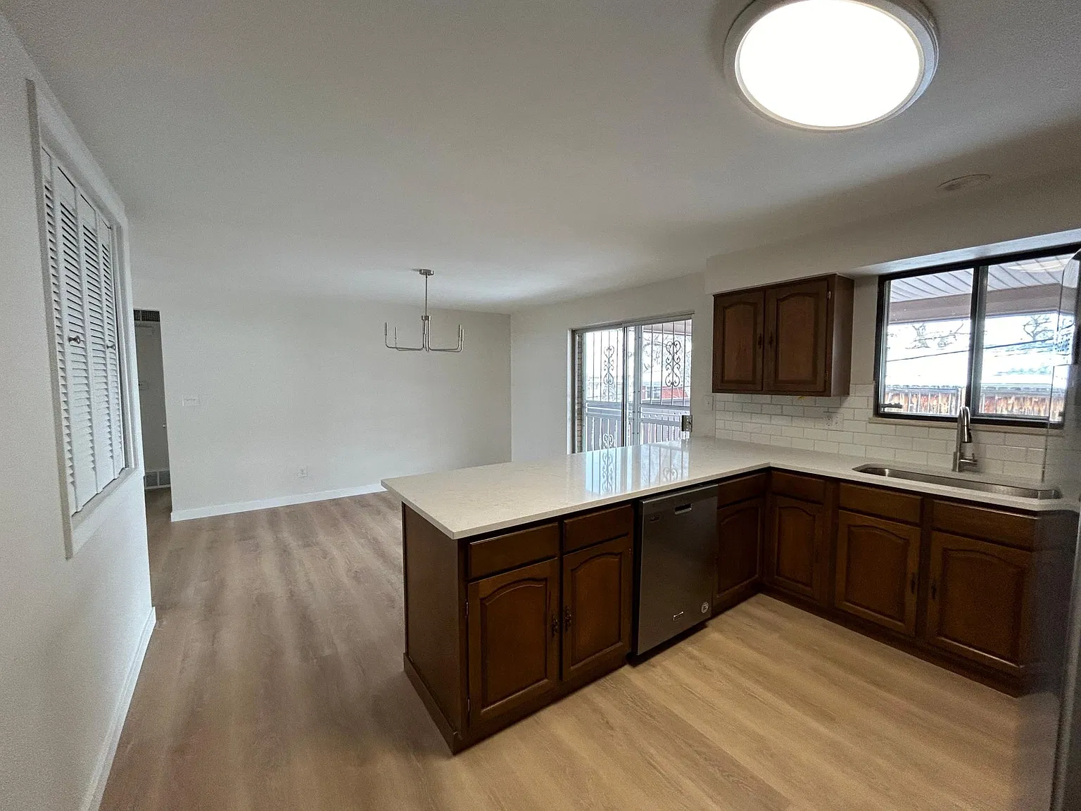 3620 Lewis St — Photo 3