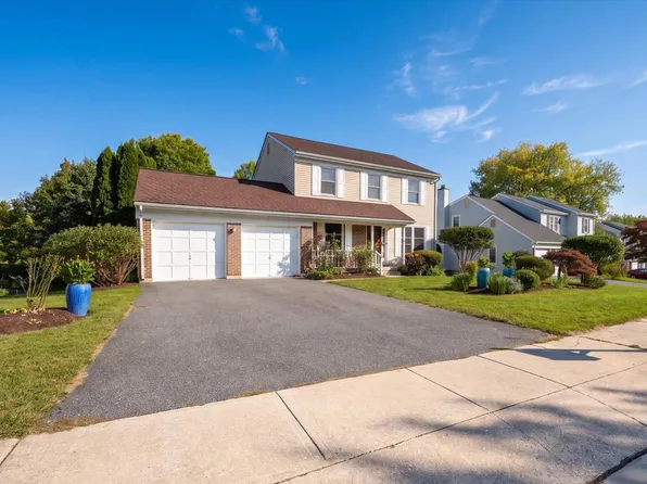 8 Country Hills Dr, Newark, DE 19711