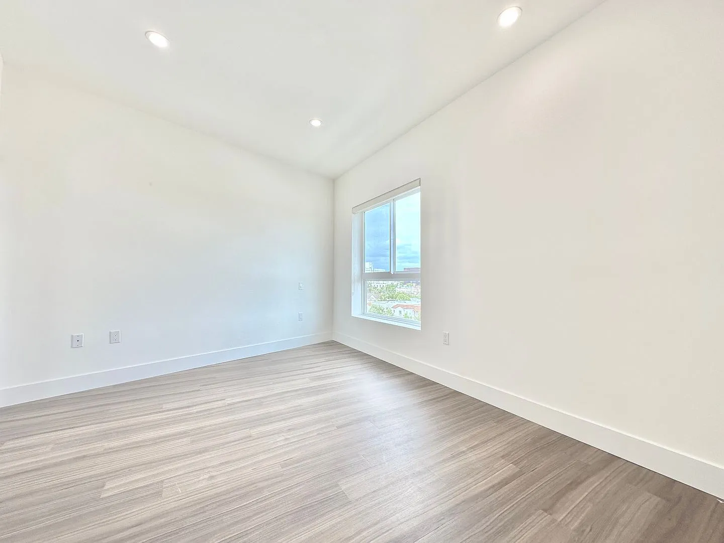 838 S La Brea Ave — Photo 4