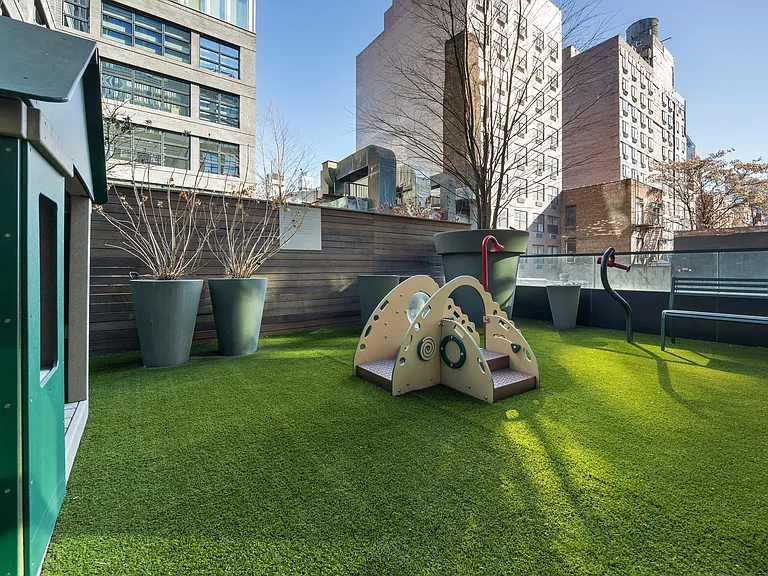 547 W 47th St #718 — Photo 17