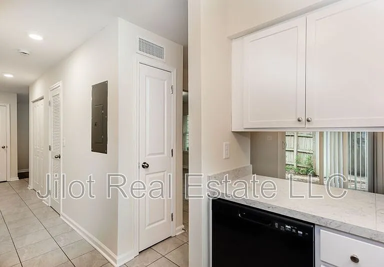 2015 Oak Park Ln — Photo 4