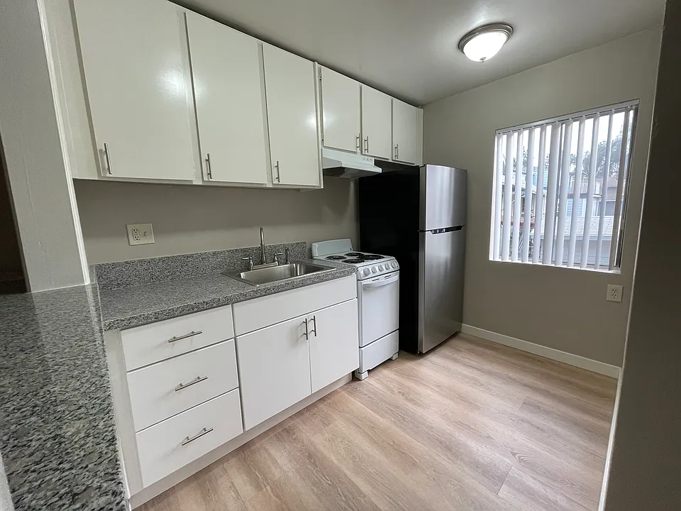 Kitchen Fridge included