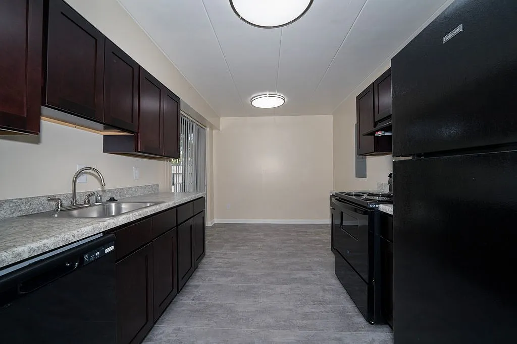 Ashley Apartments — Photo 2