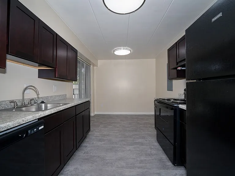 Ashley Apartments — Photo 2