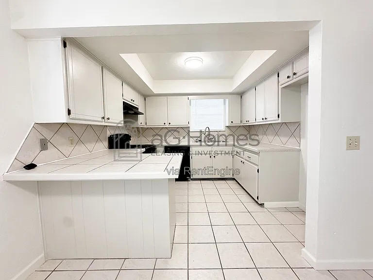 909 Cherrywood Ln — Photo 7