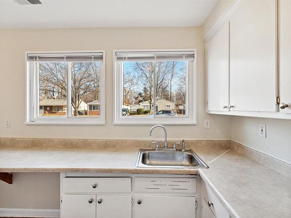 4th image of 21921 Blackstone Ave