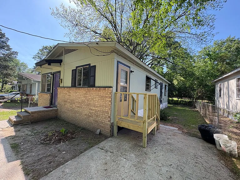 513 Sassafras Ave — Photo 2