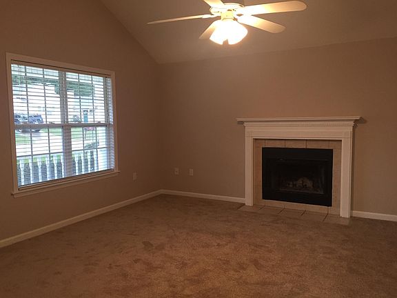 Living-room NEW carpet, NEW paint
