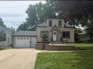 312 3rd St NE, Orange City, IA 51041