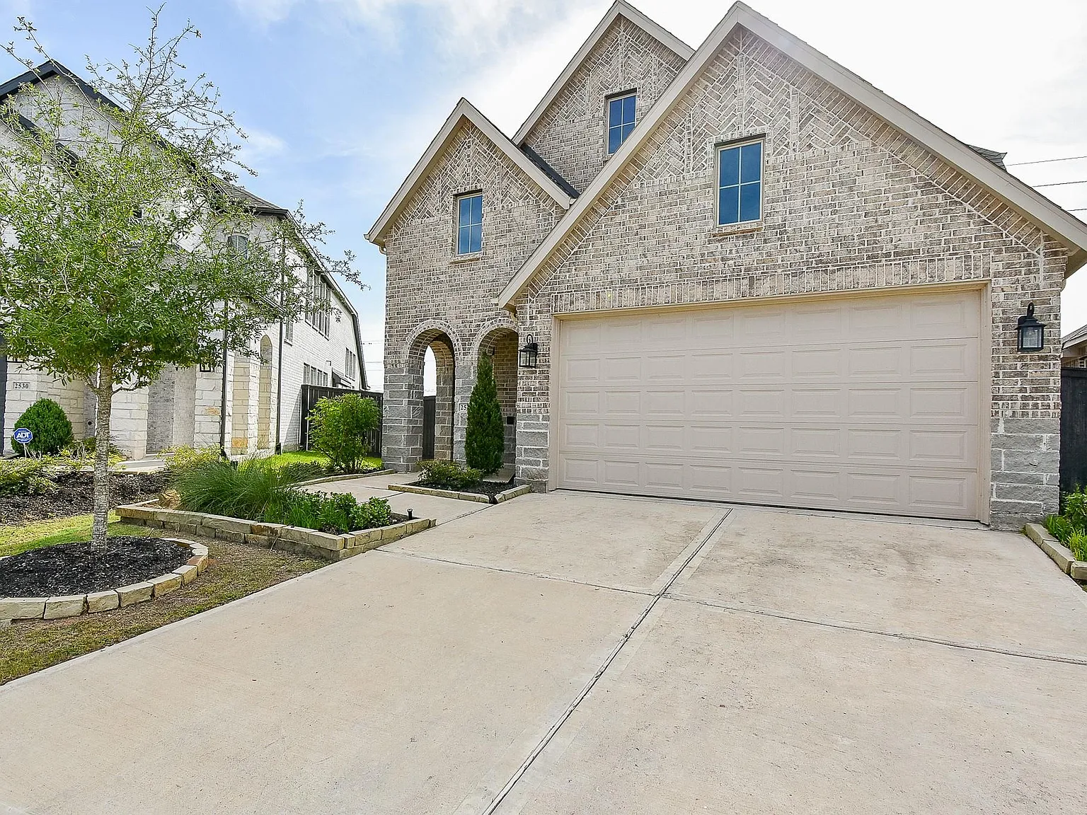 4 bed, 3.5 bath, 2403 sqft, $3,100 — Photo 2