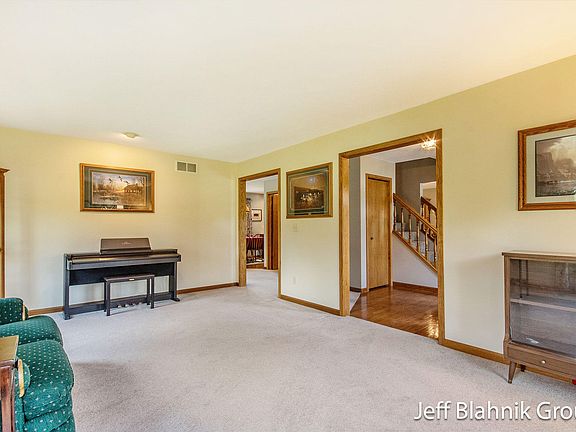 5th image of 9820 Pine Island Dr NE