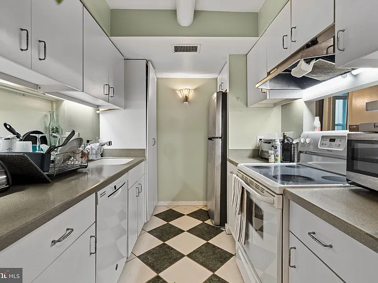 114 Naudain St #18-C — Photo 6