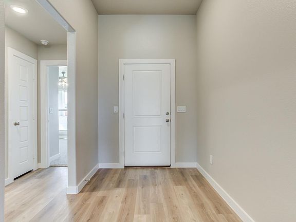 4th image of 13903 Avenue T