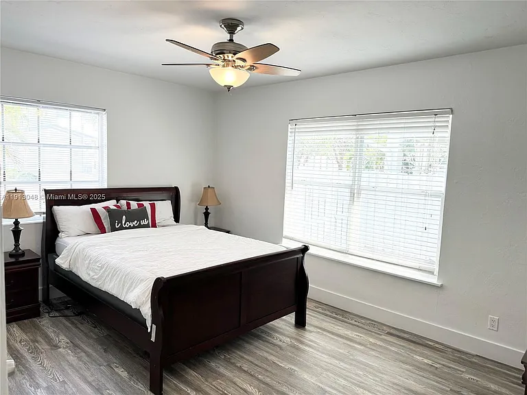 301 NE 15th Ave #1 — Photo 2