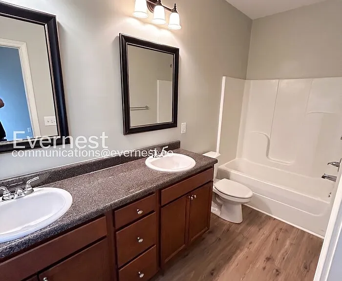 208 Hampton Dr — Photo 6