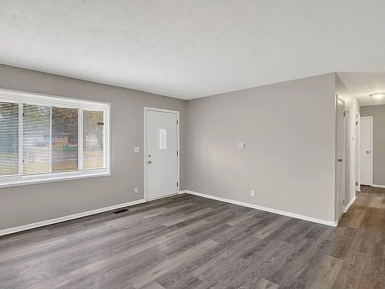 3641 N Richardt Ave — Photo 3