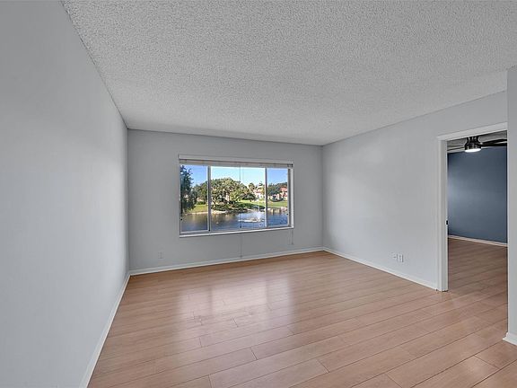 4th image of 906 Twin Lakes Drive #8-j