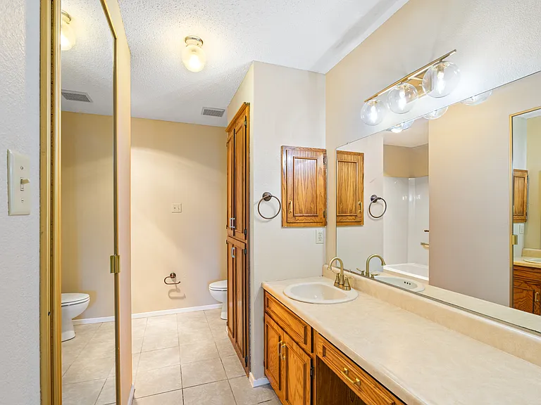 1876 Woodside Ln — Photo 12