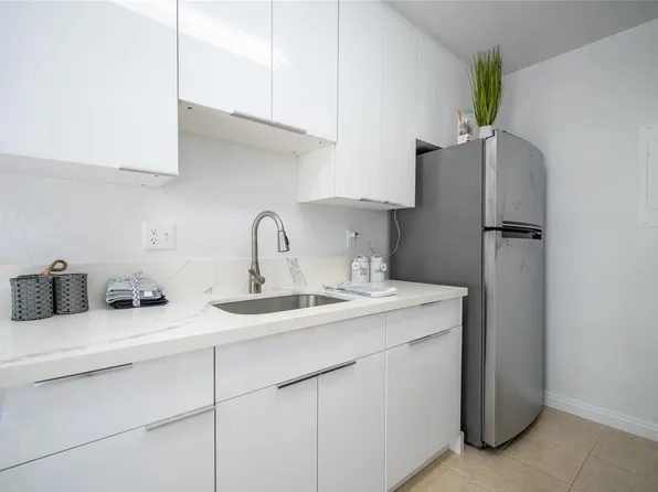 625 Mananai Pl #24-A, Honolulu, HI 96818