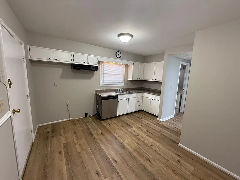 10410 Foxboro Dr — Photo 2