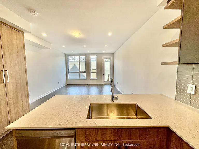 46 Green Gardens Blvd — Photo 7