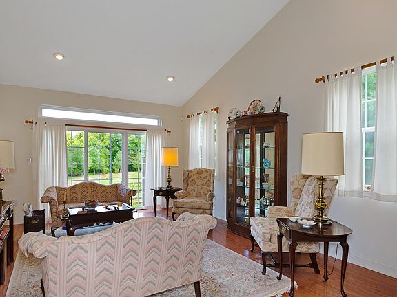 3rd image of 41 Ebersohl Cir