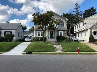 39 Moore St, New Hyde Park, NY 11040