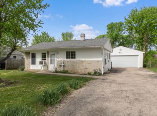 22 Wren Rd, Carpentersville, IL 60110