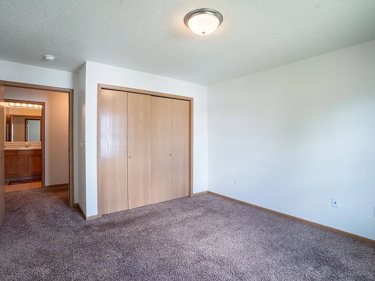 Fargo, ND Stonebridge Apartments | 21B | Bedroom