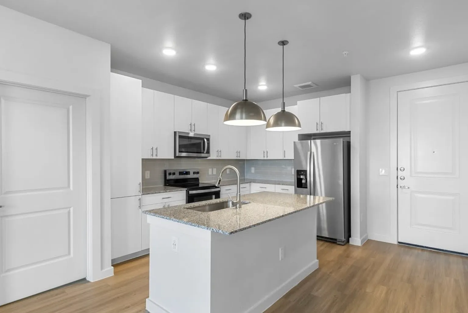 10 Weeks Free South Central, Huge Open Layout, Sleek Interios, W/D, Perfect Location! — Photo 1