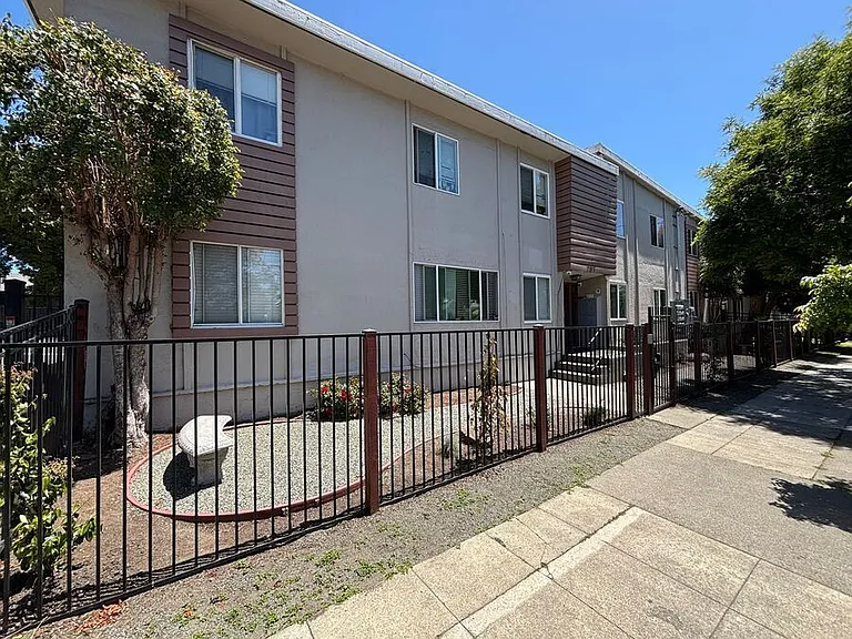 2227 Bonar St #D — Photo 17