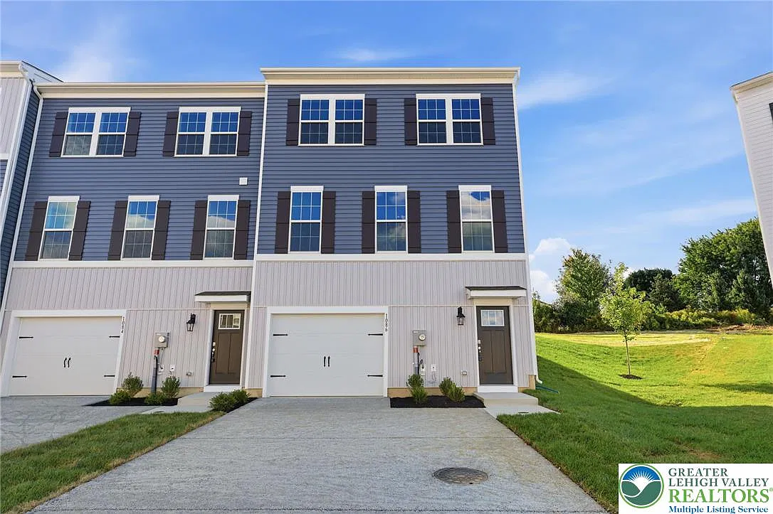 3 bed, 2.5 bath, 2208 sqft, $3,100 — Photo 1