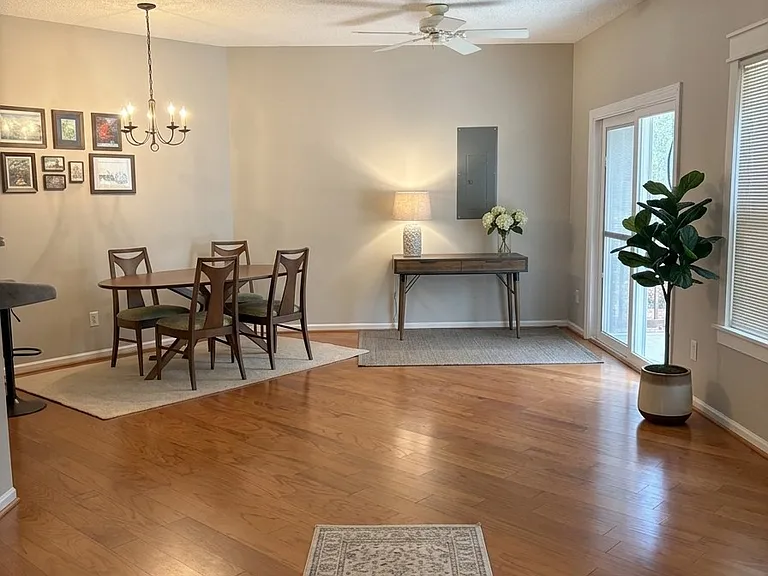 910 Lake Forest Dr — Photo 3