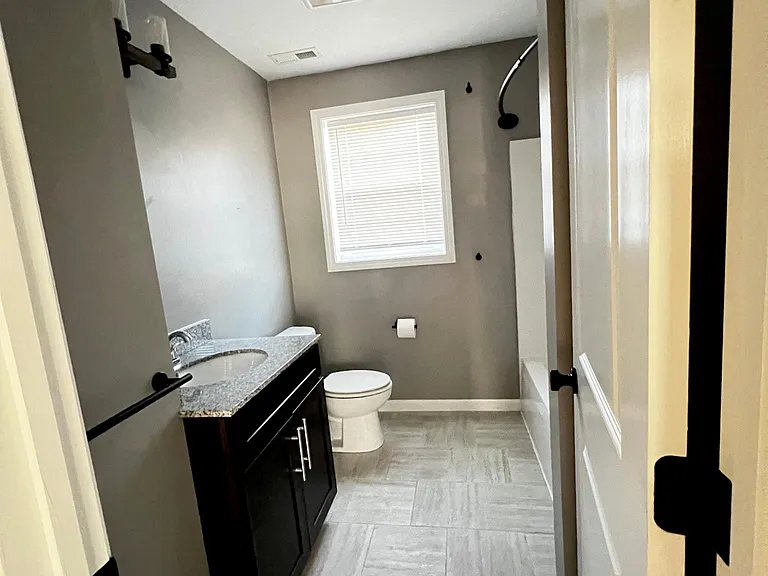 8 Riley — Photo 17