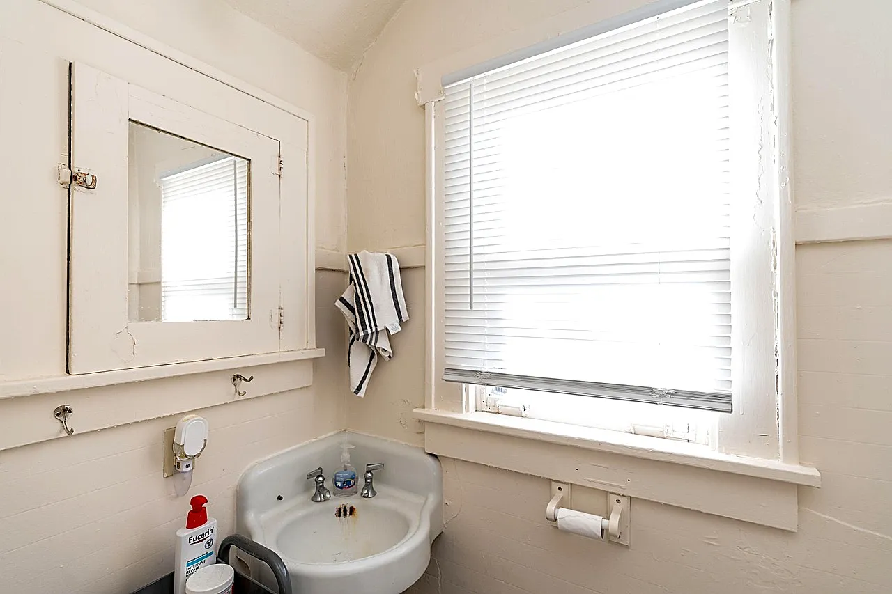 6 bed, 1912 sqft, $2,700 — Photo 2