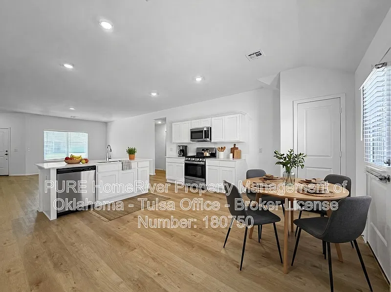 4 bed, 2.0 bath, 1615 sqft, $2,200 — Photo 3