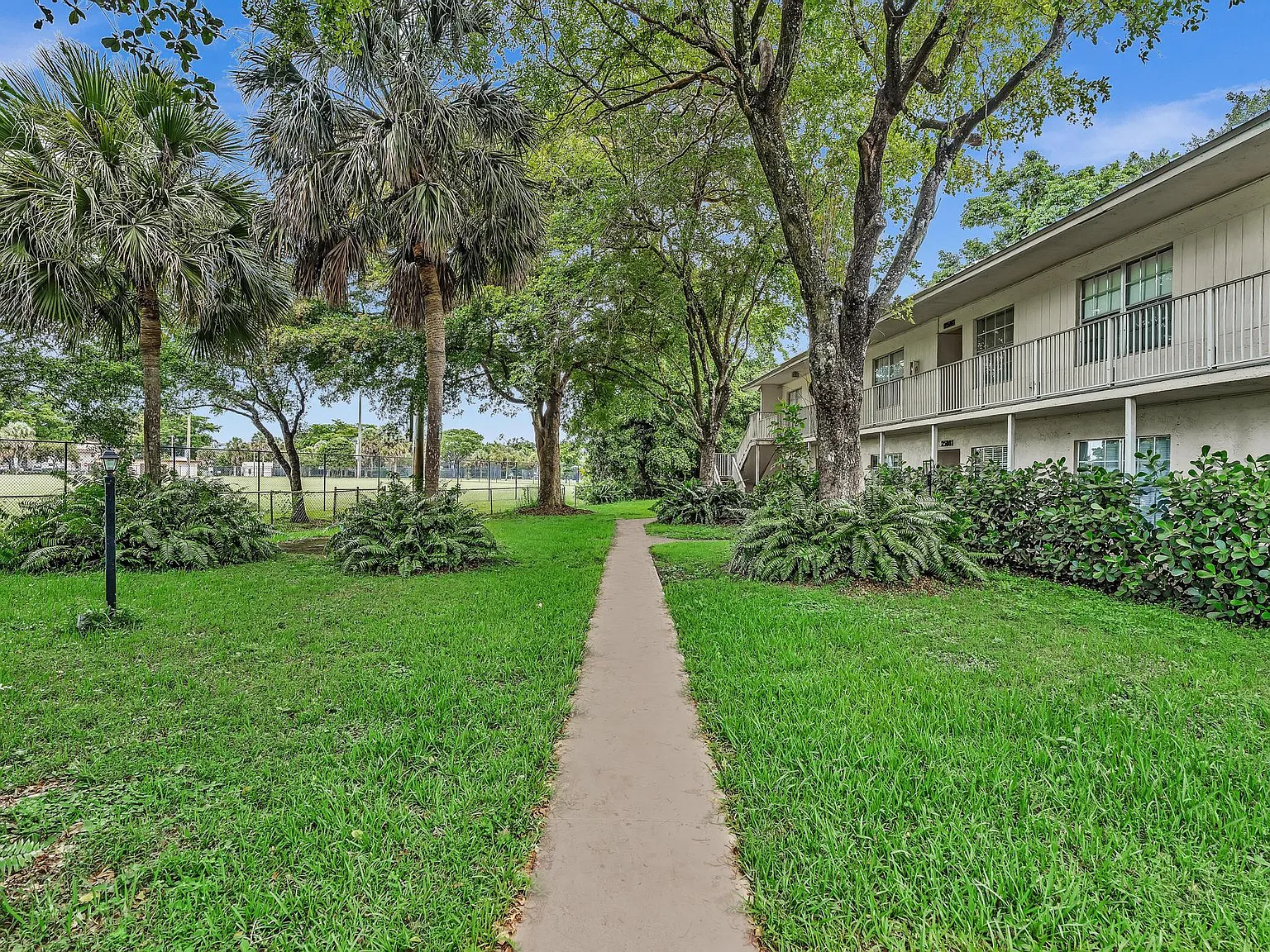 2 bed, 2.0 bath, 1053 sqft, $2,100 — Photo 2