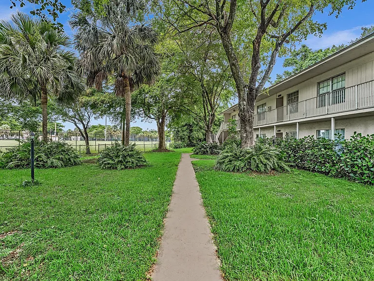 2510 Riverside Dr #2510 — Photo 2