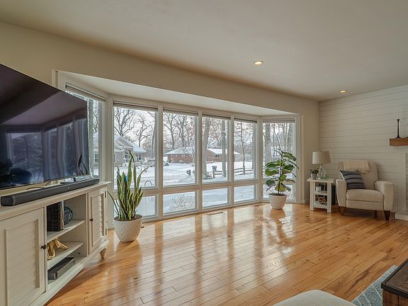 4th image of 1008 N Roeske Trl