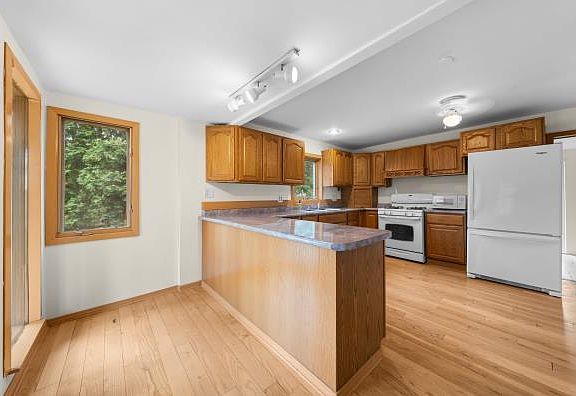 4th image of 421 N Lewis St