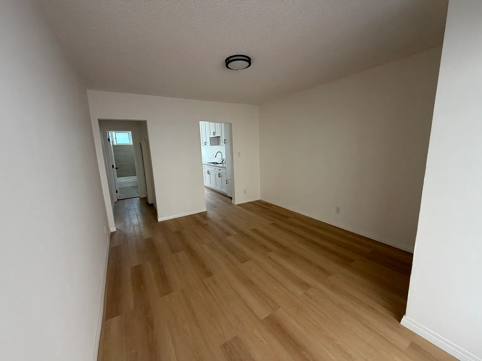 2 bed, 850 sqft, $2,200 — Photo 2