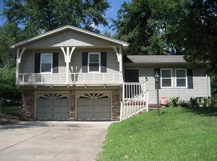 1014 E Langsford Rd, Lees Summit, MO 64063