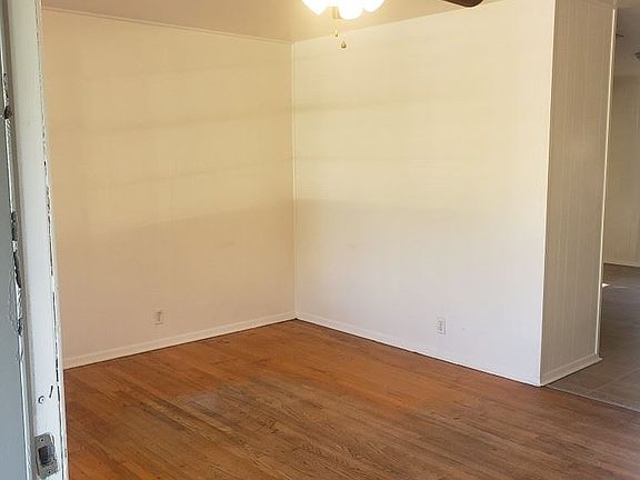 1915 Mercedes Livingroom