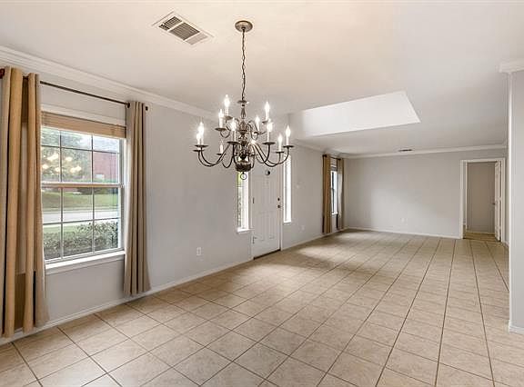 4th image of 8012 Fleetwood Dr