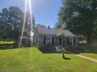 610 N 7th St, Paris, AR 72855