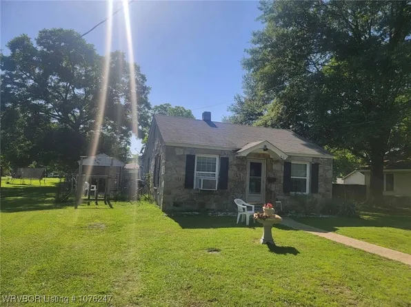 610 N 7th St, Paris, AR 72855