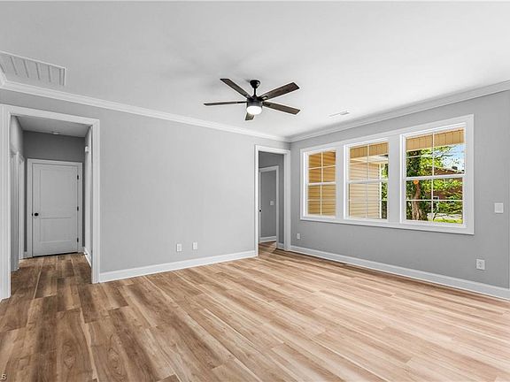 4th image of 105 Hickory St