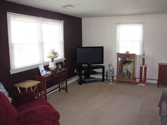 3rd image of 10 Carlin Dr