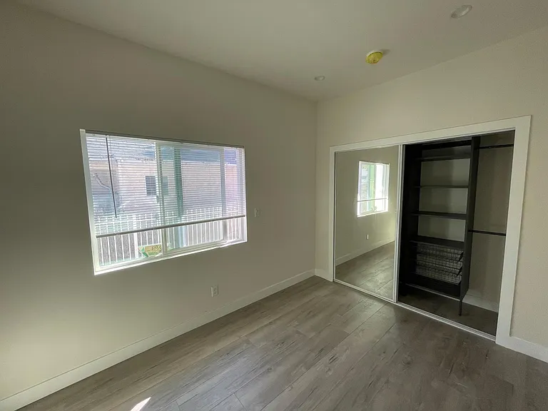 2910 S Budlong Ave — Photo 6